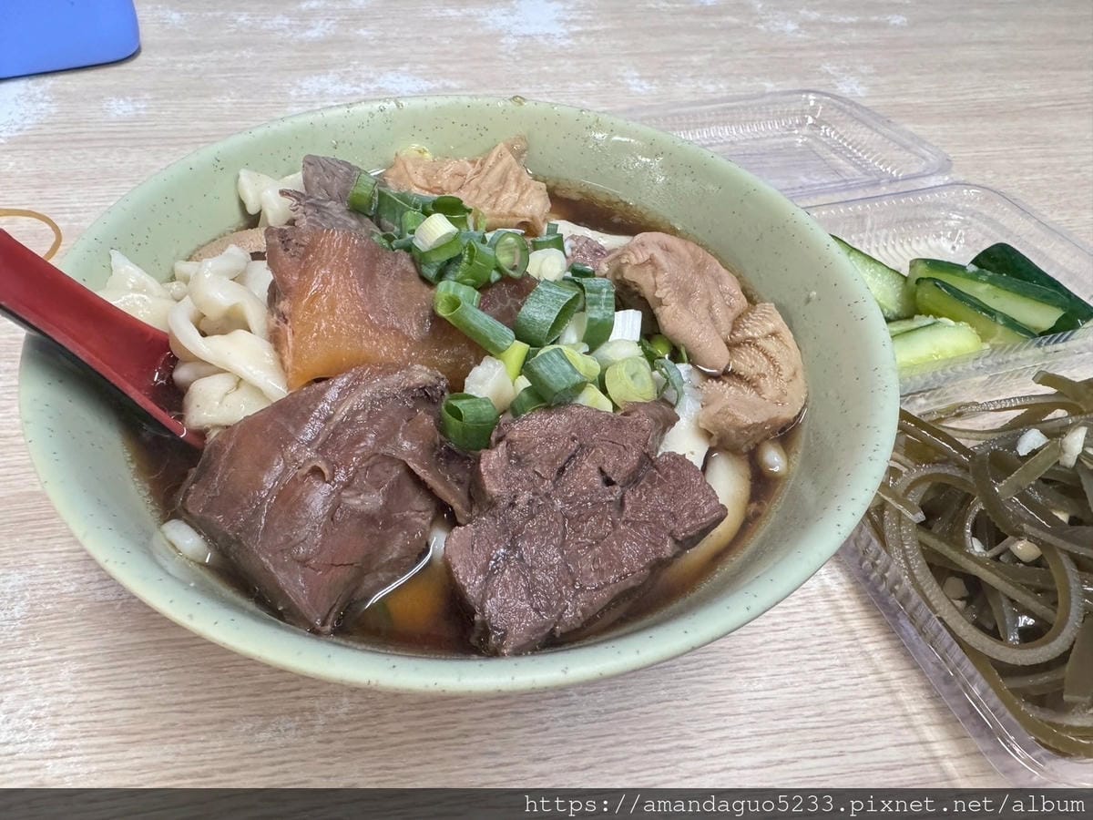 LINE_ALBUM_湯有微微中藥味很溫順,粗麵Q滑有咬勁,牛油不油酸菜不搶味,牛肉雜軟硬很剛_250604_23