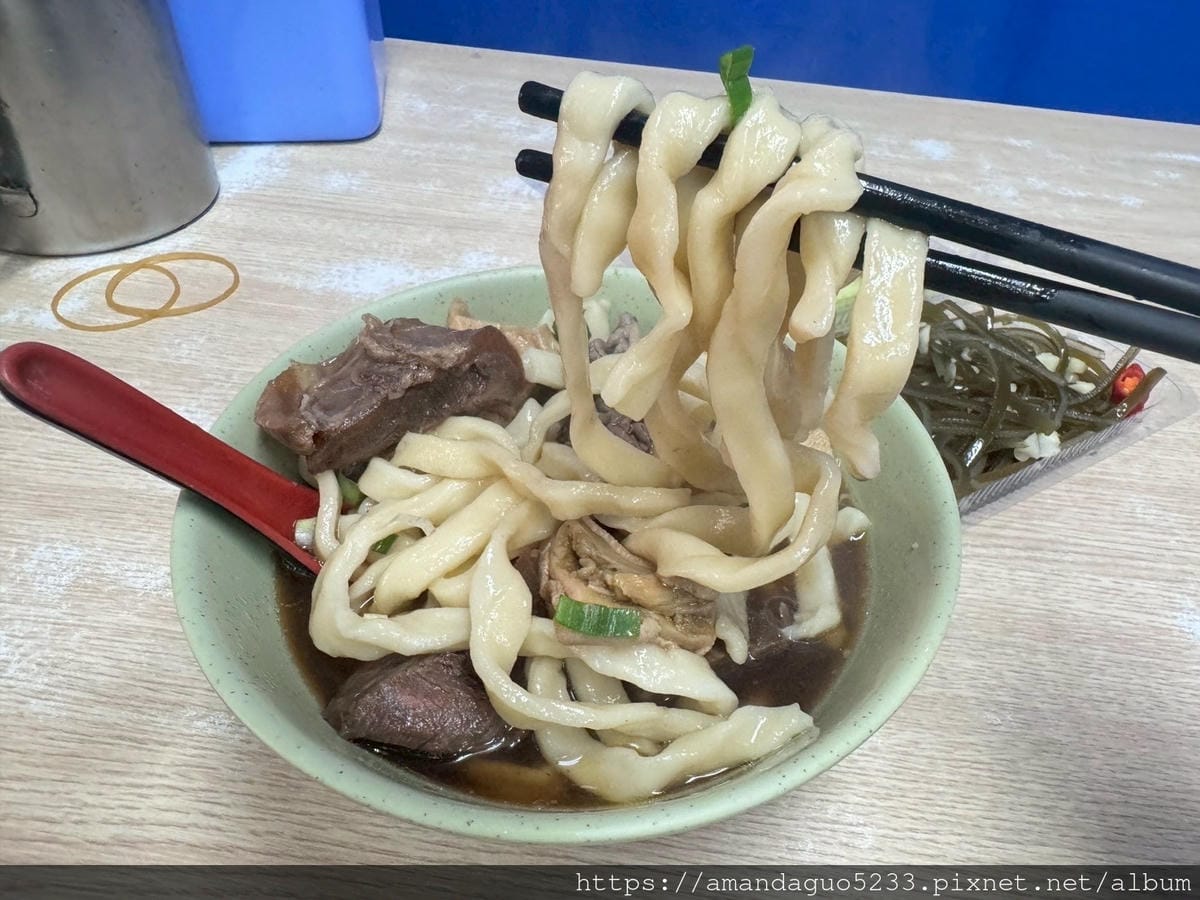 LINE_ALBUM_湯有微微中藥味很溫順,粗麵Q滑有咬勁,牛油不油酸菜不搶味,牛肉雜軟硬很剛_250604_40
