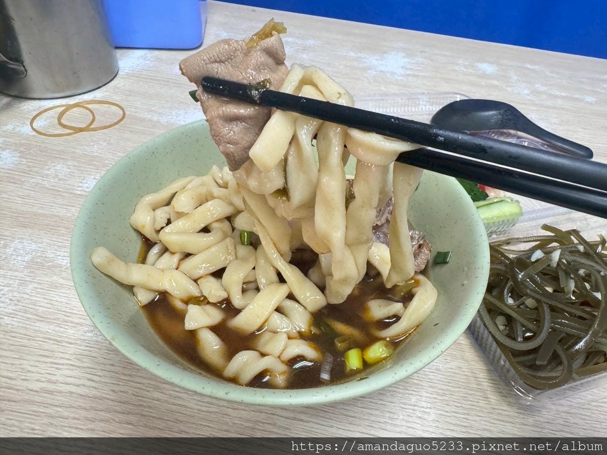 LINE_ALBUM_湯有微微中藥味很溫順,粗麵Q滑有咬勁,牛油不油酸菜不搶味,牛肉雜軟硬很剛_250604_50