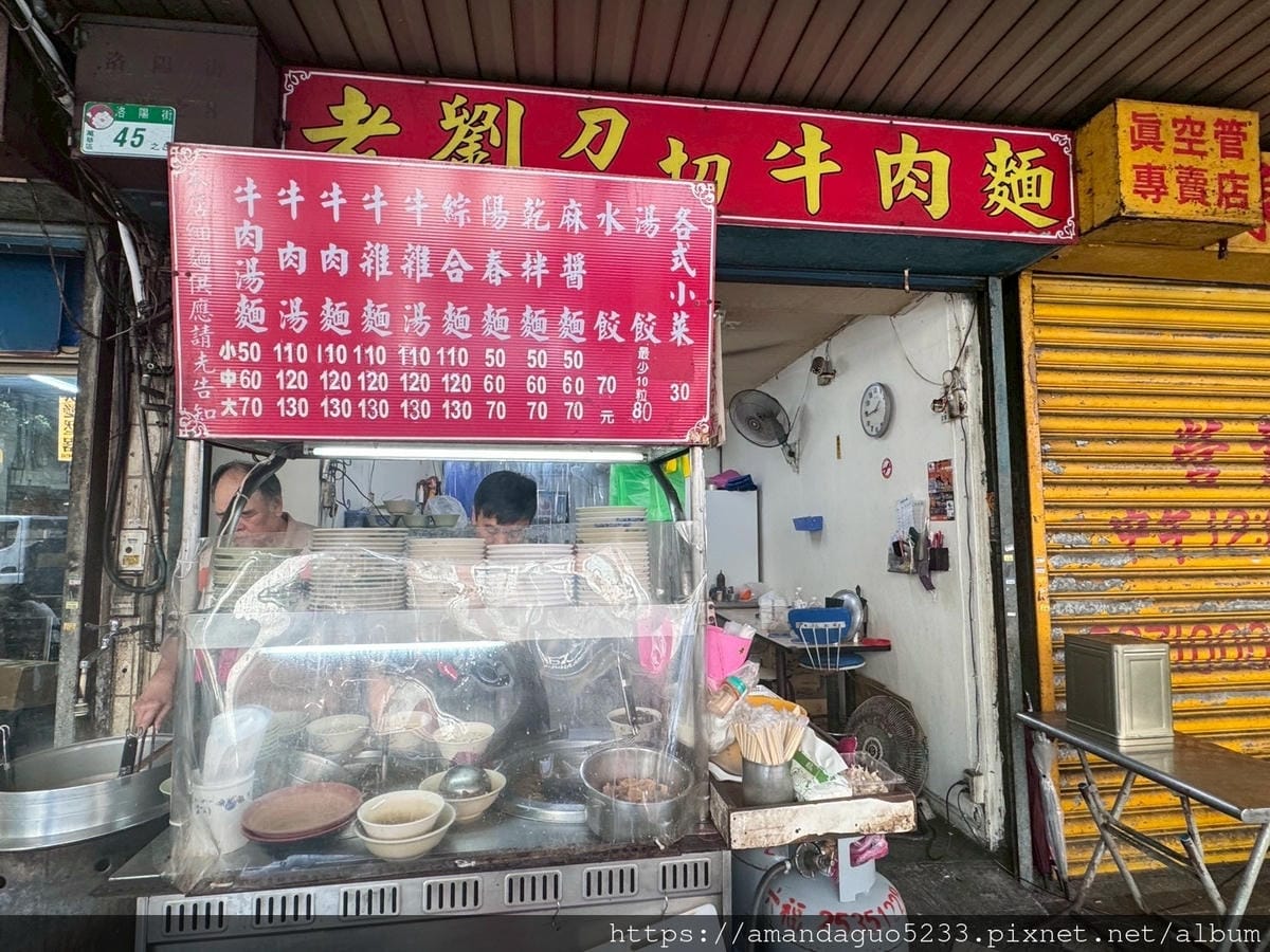 LINE_ALBUM_湯有微微中藥味很溫順,粗麵Q滑有咬勁,牛油不油酸菜不搶味,牛肉雜軟硬很剛_250604_3