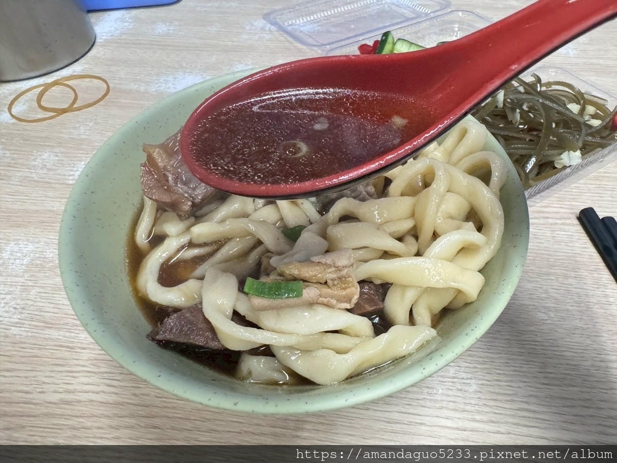 LINE_ALBUM_湯有微微中藥味很溫順,粗麵Q滑有咬勁,牛油不油酸菜不搶味,牛肉雜軟硬很剛_250604_42