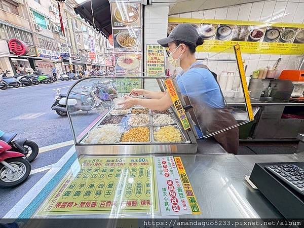 食記-台北市中山區 阿鴻豆花招牌豆花入口綿密順滑,搭配 食記-台北市中山區 阿鴻豆花招牌豆花入口綿密順滑,搭配