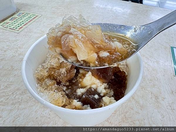 食記-台北市中山區 阿鴻豆花招牌豆花入口綿密順滑,搭配 食記-台北市中山區 阿鴻豆花招牌豆花入口綿密順滑,搭配
