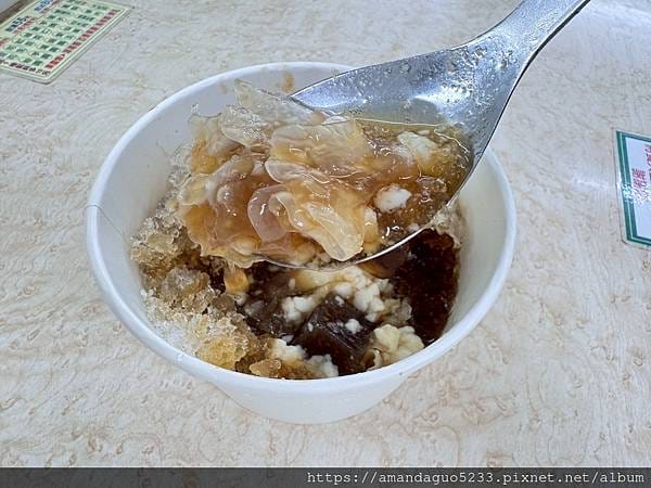 食記-台北市中山區 阿鴻豆花招牌豆花入口綿密順滑,搭配 食記-台北市中山區 阿鴻豆花招牌豆花入口綿密順滑,搭配