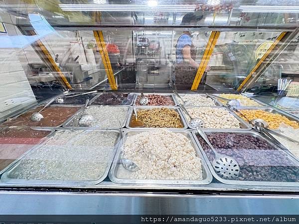 食記-台北市中山區 阿鴻豆花招牌豆花入口綿密順滑,搭配 食記-台北市中山區 阿鴻豆花招牌豆花入口綿密順滑,搭配