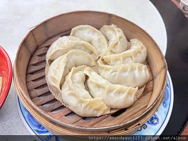 食記-台東縣台東市南北餃子館台東人氣大顆蒸餃,內餡飽滿