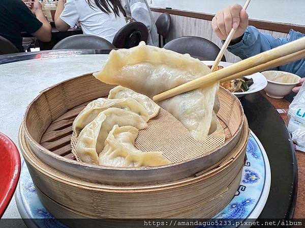 食記-台東縣台東市南北餃子館台東人氣大顆蒸餃,內餡飽滿