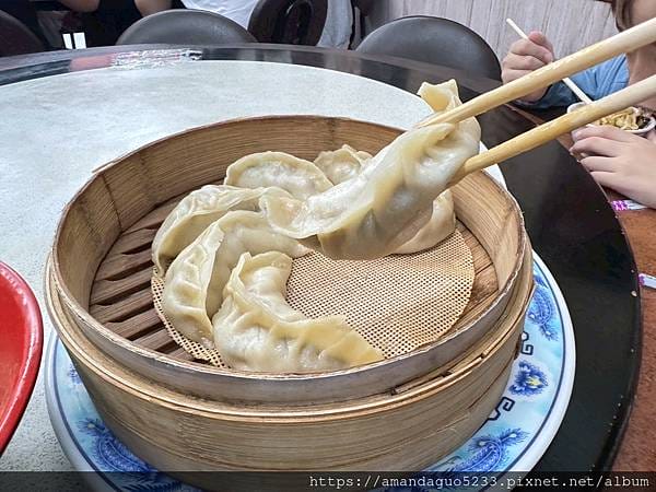 食記-台東縣台東市南北餃子館台東人氣大顆蒸餃,內餡飽滿