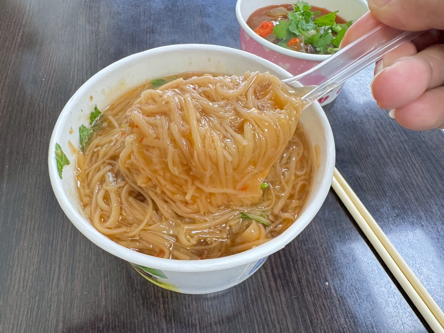 ｜食記-新北市蘆洲區｜吳興蚵仔大腸麵線(蘆洲空大店)｜蘆洲空大美味麵線店，大腸鹹香蚵仔鮮甜必來一碗，肉圓與甜不辣也各有支持者喔~