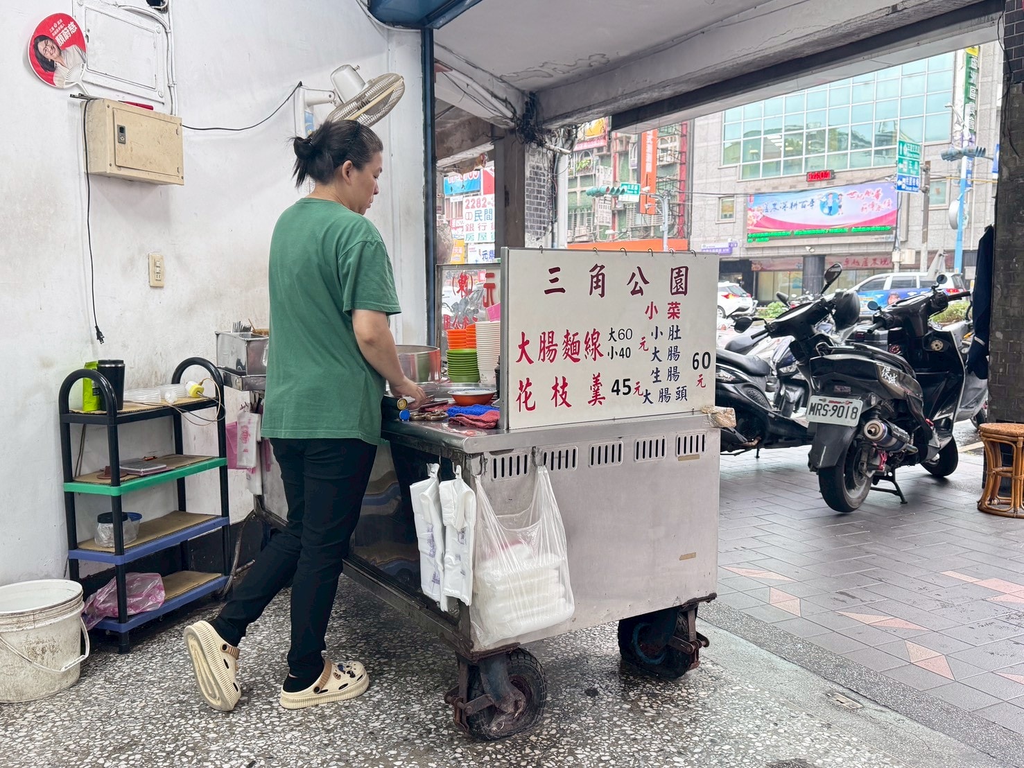 ｜食記-新北市蘆洲區｜三角公園大腸麵線｜帶點甜味的蘆洲古早味麵線老店，大腸鹹香好咀嚼加點辣椒風味更好~