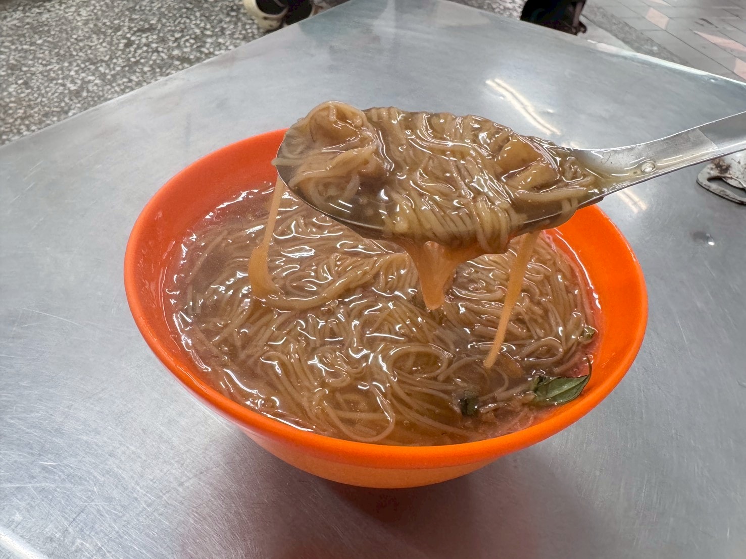 ｜食記-新北市蘆洲區｜三角公園大腸麵線｜帶點甜味的蘆洲古早味麵線老店，大腸鹹香好咀嚼加點辣椒風味更好~