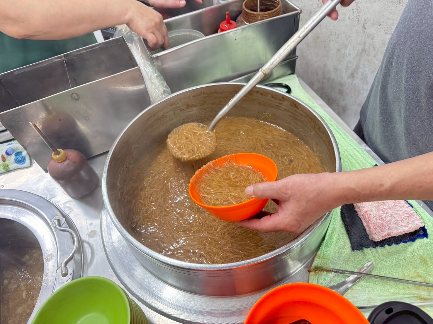 ｜食記-新北市蘆洲區｜三角公園大腸麵線｜帶點甜味的蘆洲古早味麵線老店，大腸鹹香好咀嚼加點辣椒風味更好~