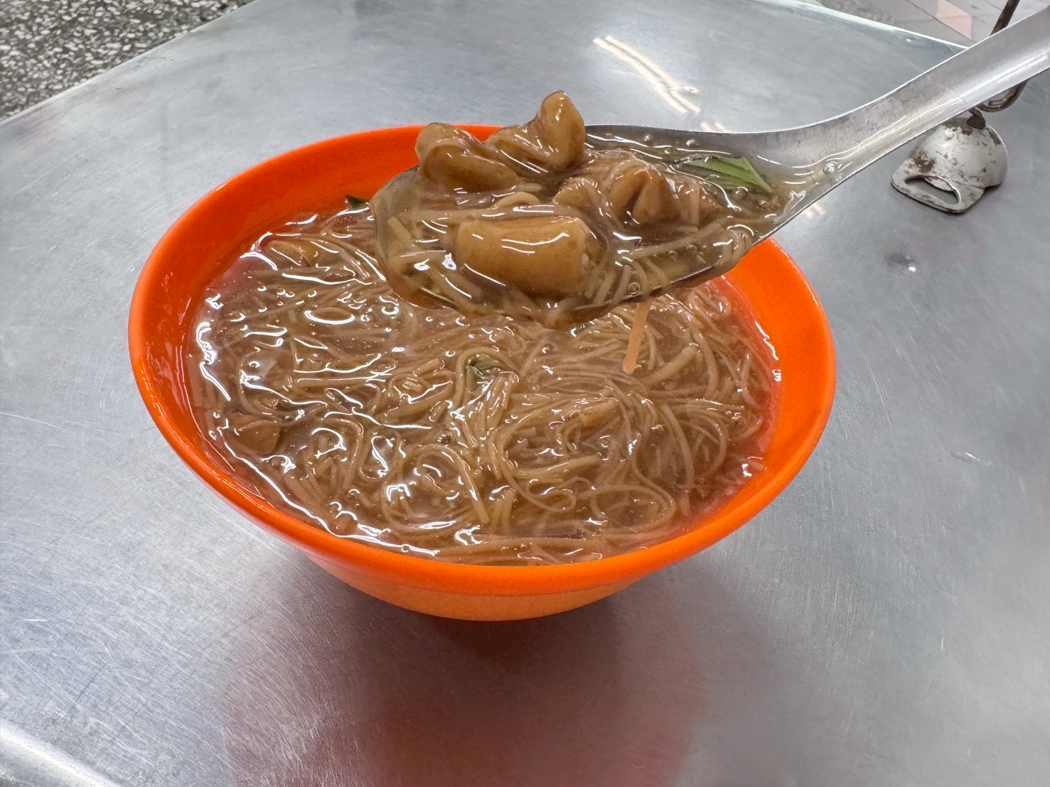 ｜食記-新北市蘆洲區｜三角公園大腸麵線｜帶點甜味的蘆洲古早味麵線老店，大腸鹹香好咀嚼加點辣椒風味更好~