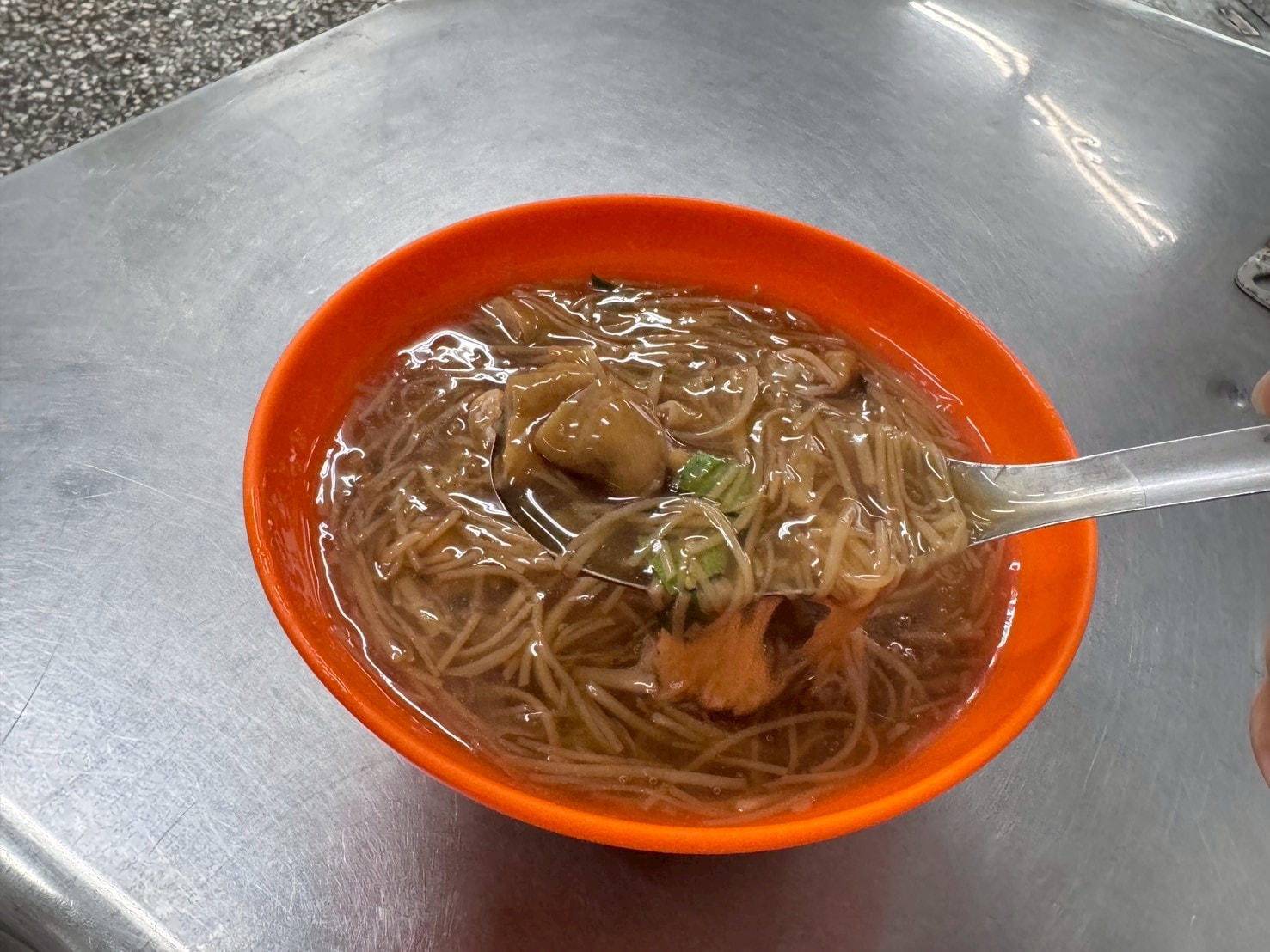 ｜食記-新北市蘆洲區｜三角公園大腸麵線｜帶點甜味的蘆洲古早味麵線老店，大腸鹹香好咀嚼加點辣椒風味更好~