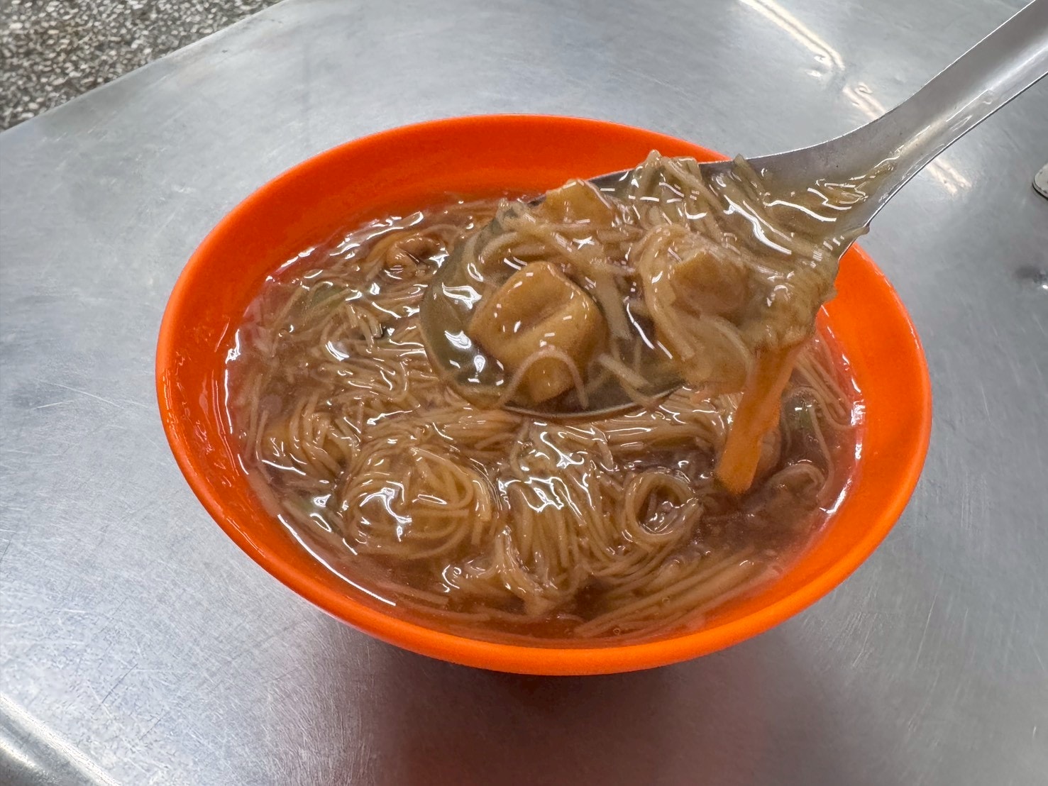 ｜食記-新北市蘆洲區｜三角公園大腸麵線｜帶點甜味的蘆洲古早味麵線老店，大腸鹹香好咀嚼加點辣椒風味更好~