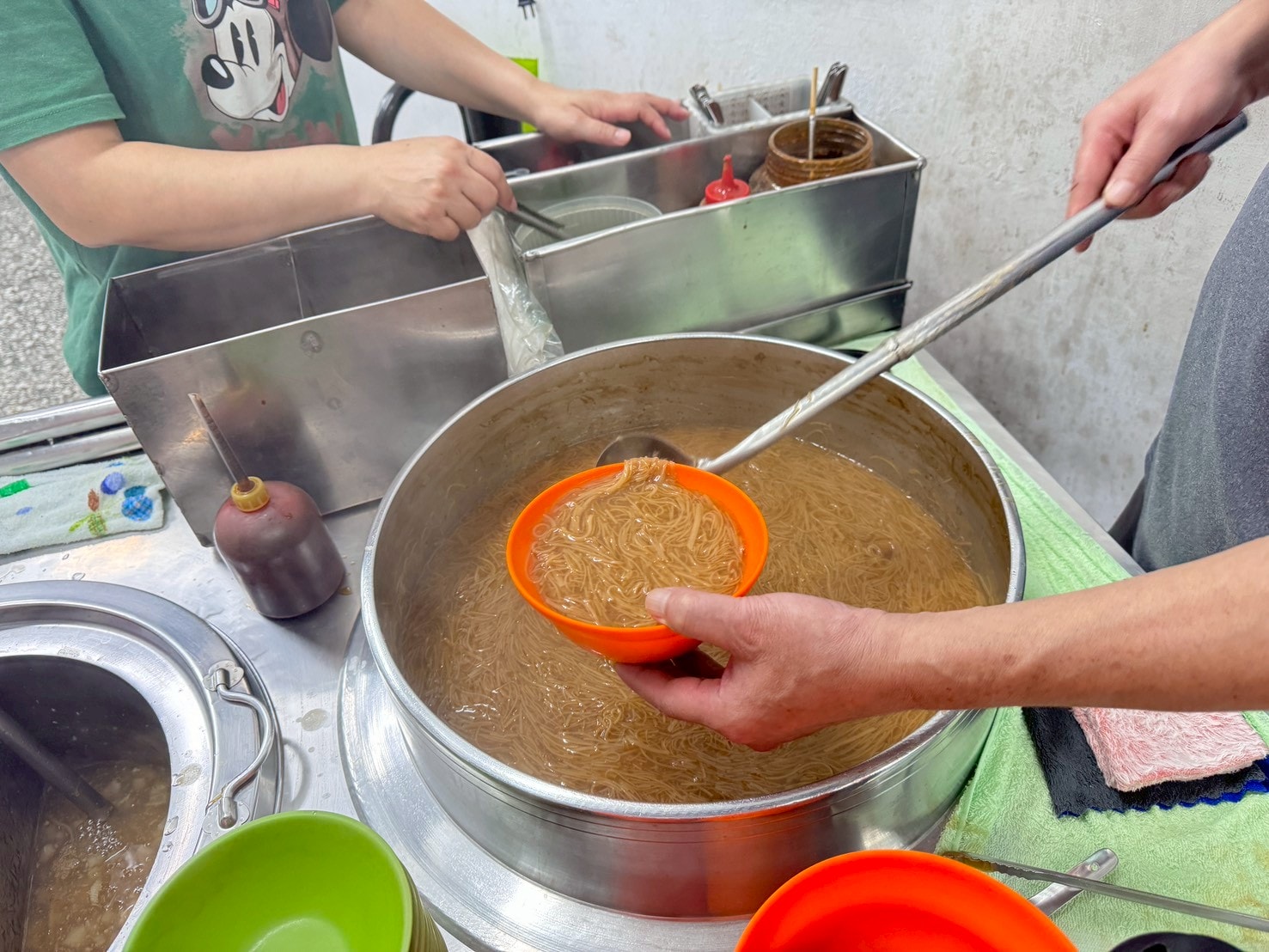 ｜食記-新北市蘆洲區｜三角公園大腸麵線｜帶點甜味的蘆洲古早味麵線老店，大腸鹹香好咀嚼加點辣椒風味更好~