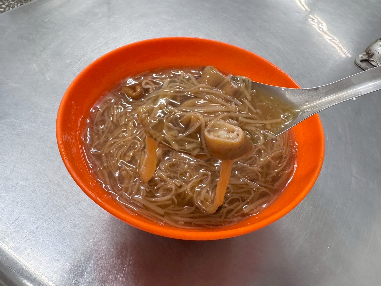 ｜食記-新北市蘆洲區｜三角公園大腸麵線｜帶點甜味的蘆洲古早味麵線老店，大腸鹹香好咀嚼加點辣椒風味更好~