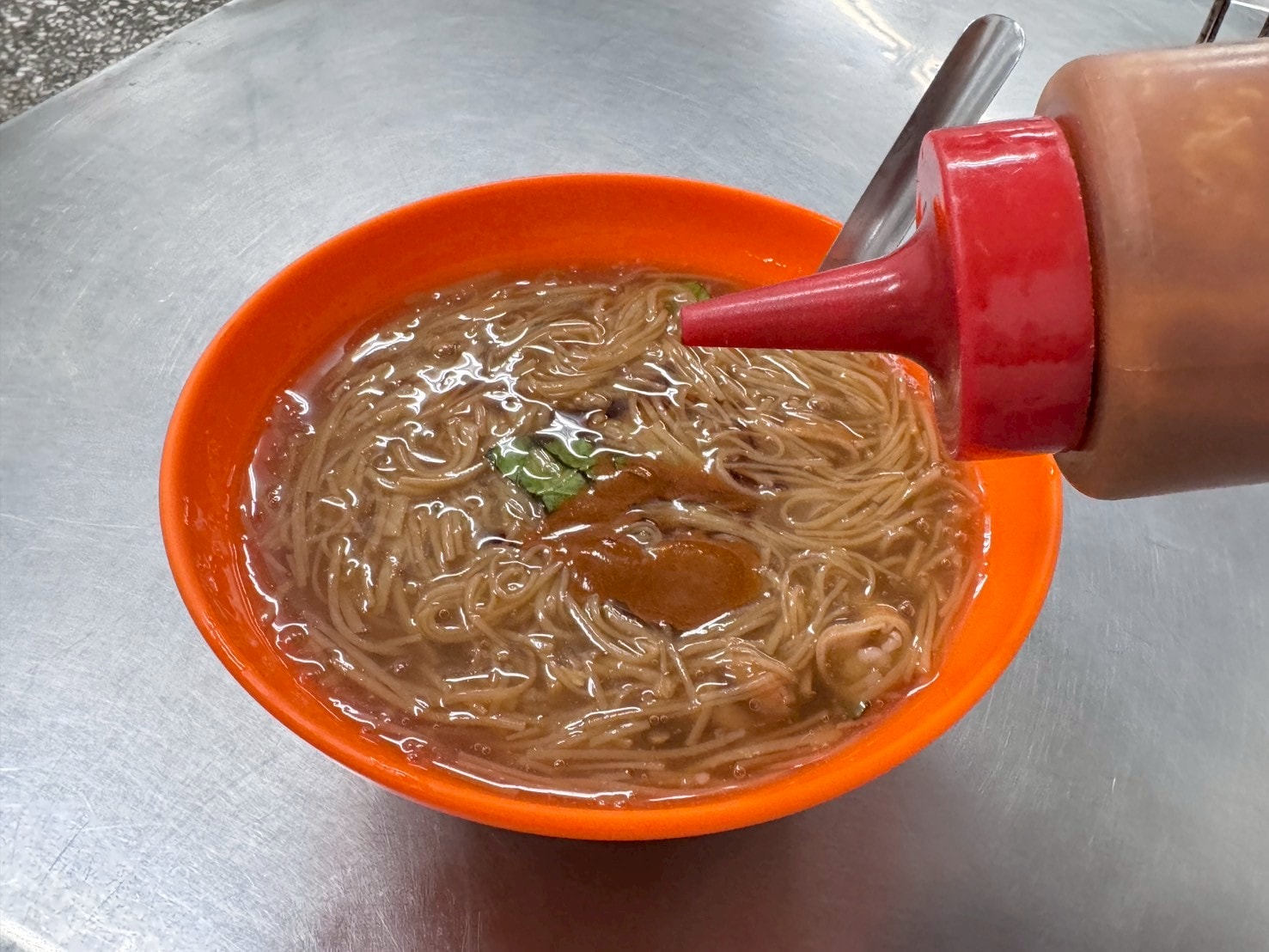 ｜食記-新北市蘆洲區｜三角公園大腸麵線｜帶點甜味的蘆洲古早味麵線老店，大腸鹹香好咀嚼加點辣椒風味更好~