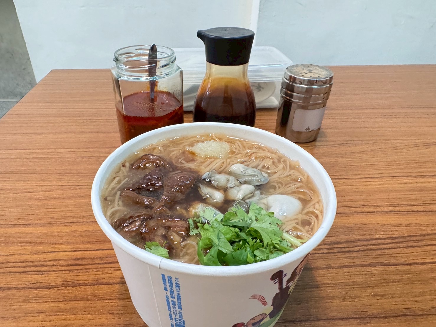 食記-台北市松山區｜榮記麵線｜南京三民美味麵線，大腸頭滷的鹹香透徹，蚵仔飽滿鮮甜，要吃之前先確認有沒有營業以免撲空喔～