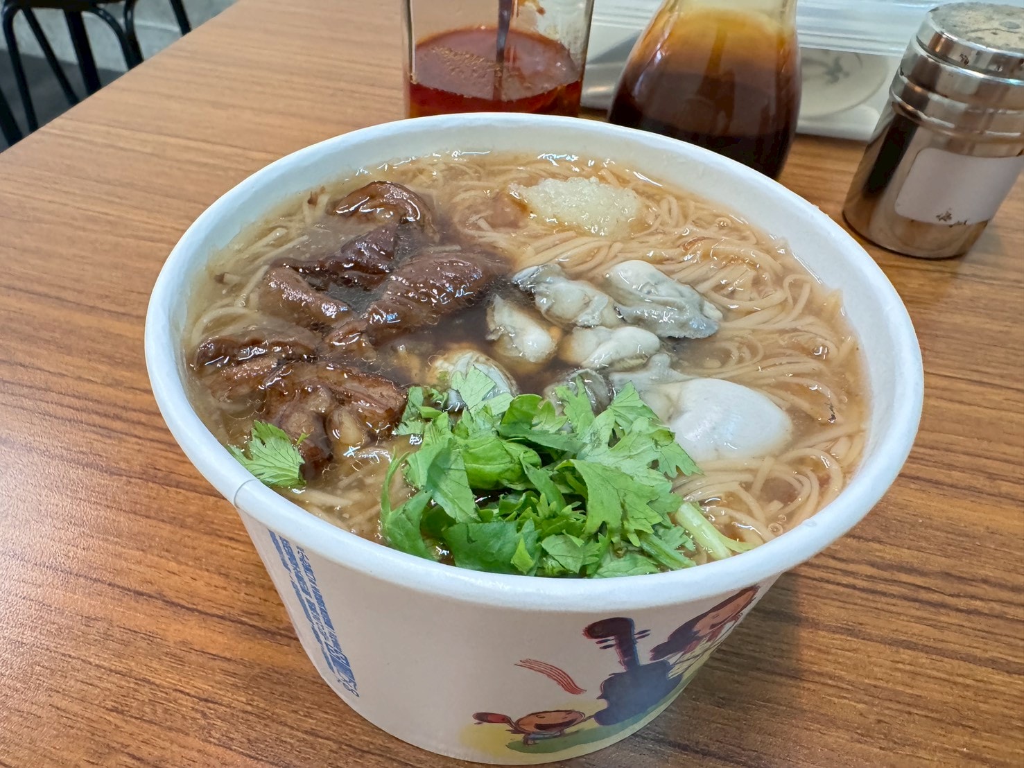 食記-台北市松山區｜榮記麵線｜南京三民美味麵線，大腸頭滷的鹹香透徹，蚵仔飽滿鮮甜，要吃之前先確認有沒有營業以免撲空喔～