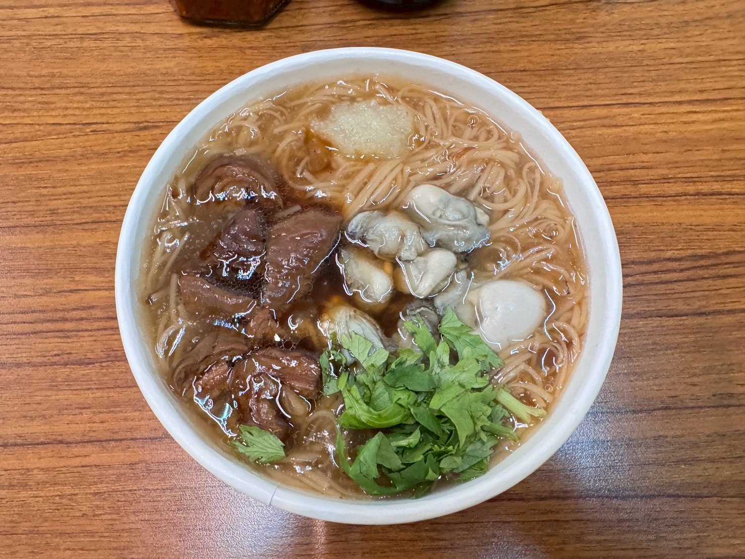 食記-台北市松山區｜榮記麵線｜南京三民美味麵線，大腸頭滷的鹹香透徹，蚵仔飽滿鮮甜，要吃之前先確認有沒有營業以免撲空喔～