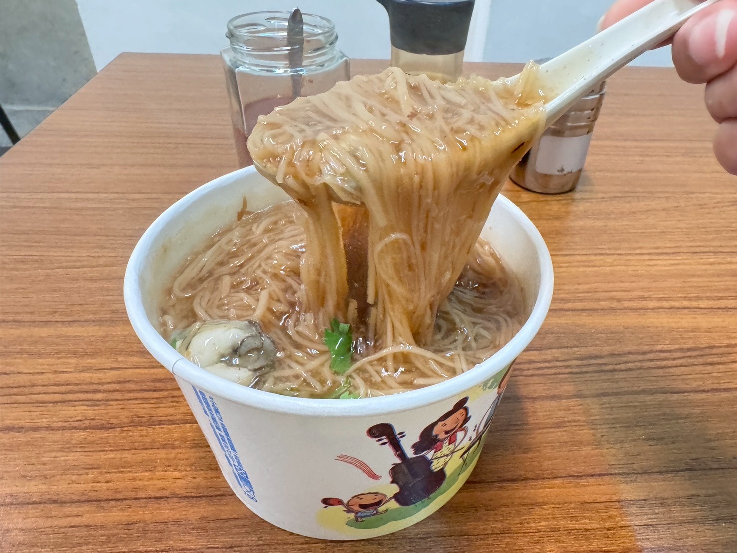 食記-台北市松山區｜榮記麵線｜南京三民美味麵線，大腸頭滷的鹹香透徹，蚵仔飽滿鮮甜，要吃之前先確認有沒有營業以免撲空喔～