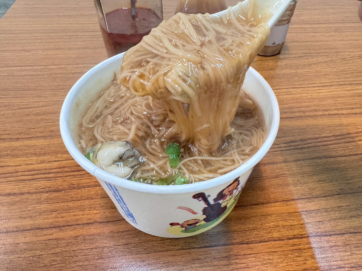 食記-台北市松山區｜榮記麵線｜南京三民美味麵線，大腸頭滷的鹹香透徹，蚵仔飽滿鮮甜，要吃之前先確認有沒有營業以免撲空喔～