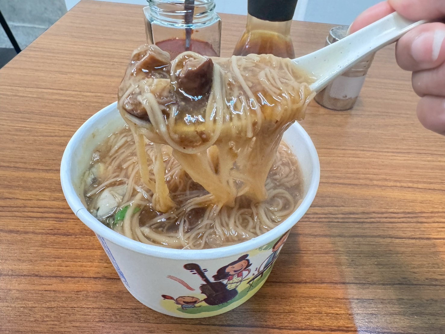 食記-台北市松山區｜榮記麵線｜南京三民美味麵線，大腸頭滷的鹹香透徹，蚵仔飽滿鮮甜，要吃之前先確認有沒有營業以免撲空喔～