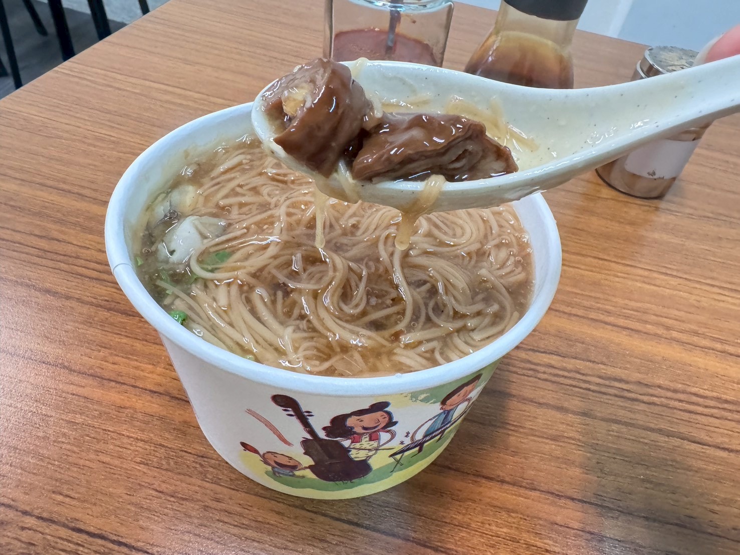 食記-台北市松山區｜榮記麵線｜南京三民美味麵線，大腸頭滷的鹹香透徹，蚵仔飽滿鮮甜，要吃之前先確認有沒有營業以免撲空喔～