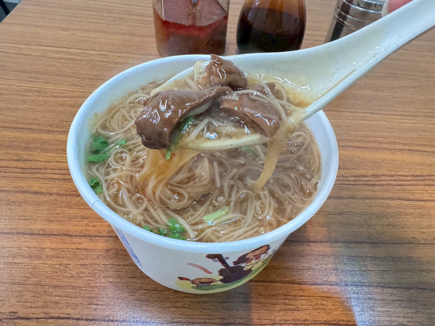 食記-台北市松山區｜榮記麵線｜南京三民美味麵線，大腸頭滷的鹹香透徹，蚵仔飽滿鮮甜，要吃之前先確認有沒有營業以免撲空喔～