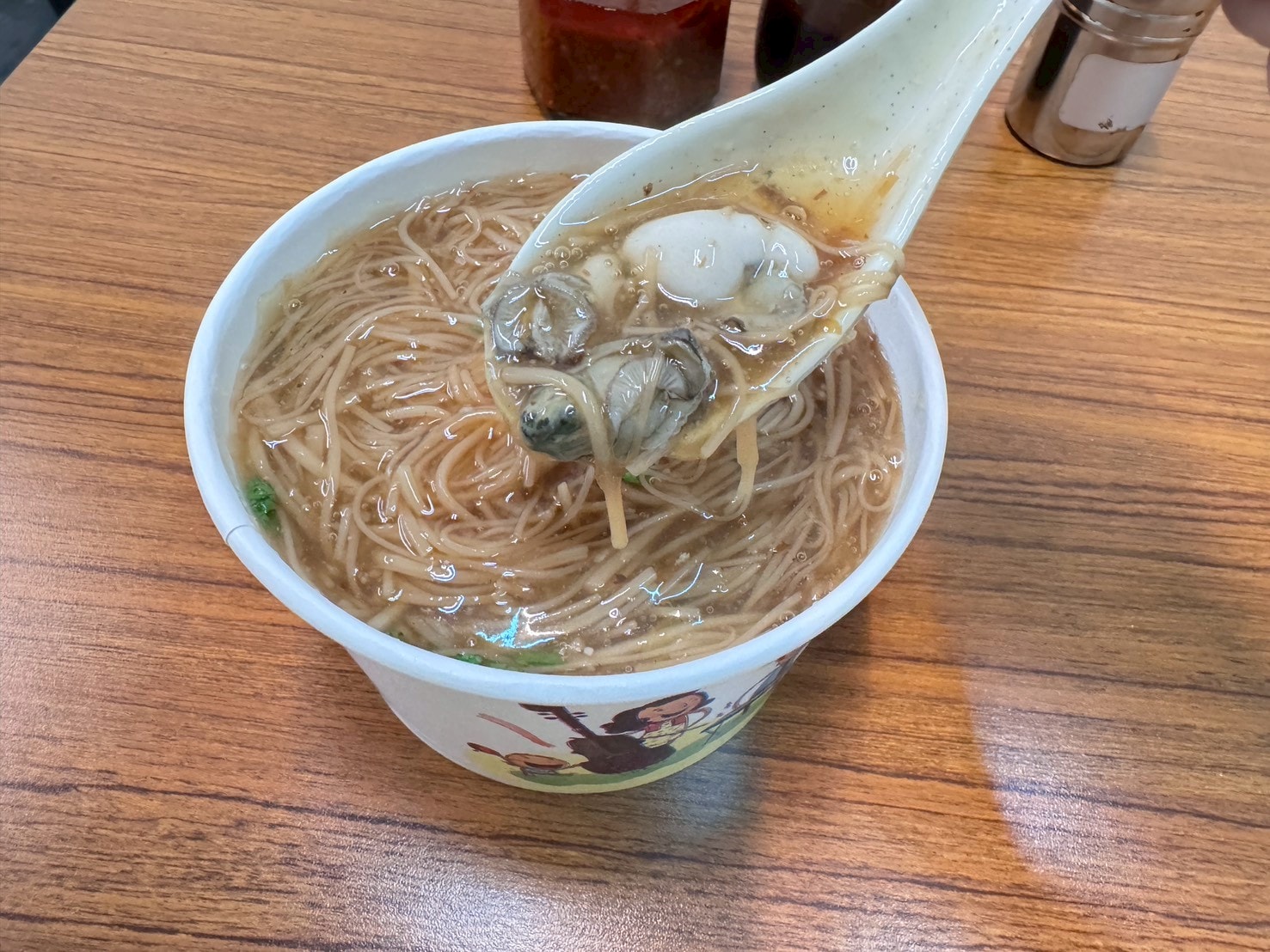 食記-台北市松山區｜榮記麵線｜南京三民美味麵線，大腸頭滷的鹹香透徹，蚵仔飽滿鮮甜，要吃之前先確認有沒有營業以免撲空喔～