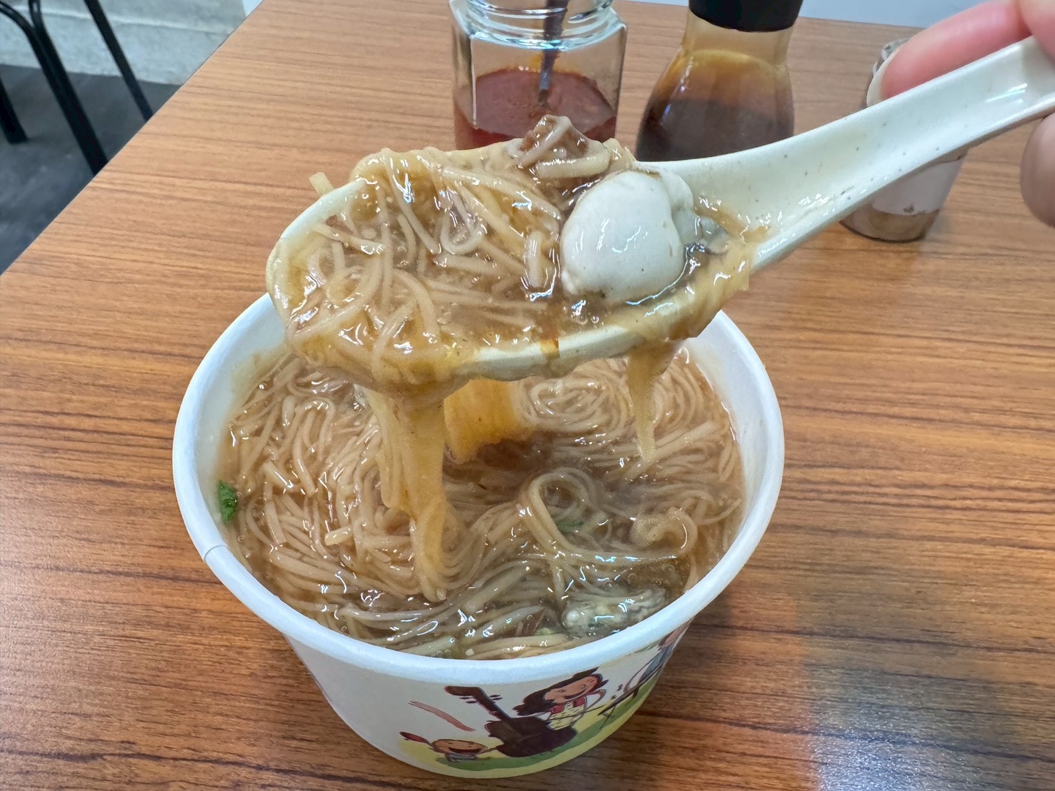 食記-台北市松山區｜榮記麵線｜南京三民美味麵線，大腸頭滷的鹹香透徹，蚵仔飽滿鮮甜，要吃之前先確認有沒有營業以免撲空喔～