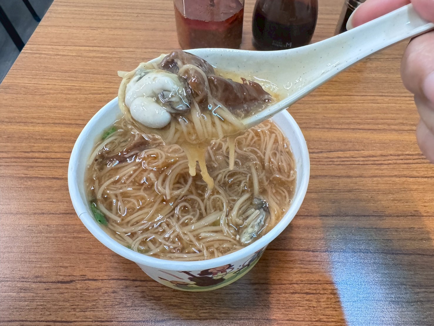 食記-台北市松山區｜榮記麵線｜南京三民美味麵線，大腸頭滷的鹹香透徹，蚵仔飽滿鮮甜，要吃之前先確認有沒有營業以免撲空喔～