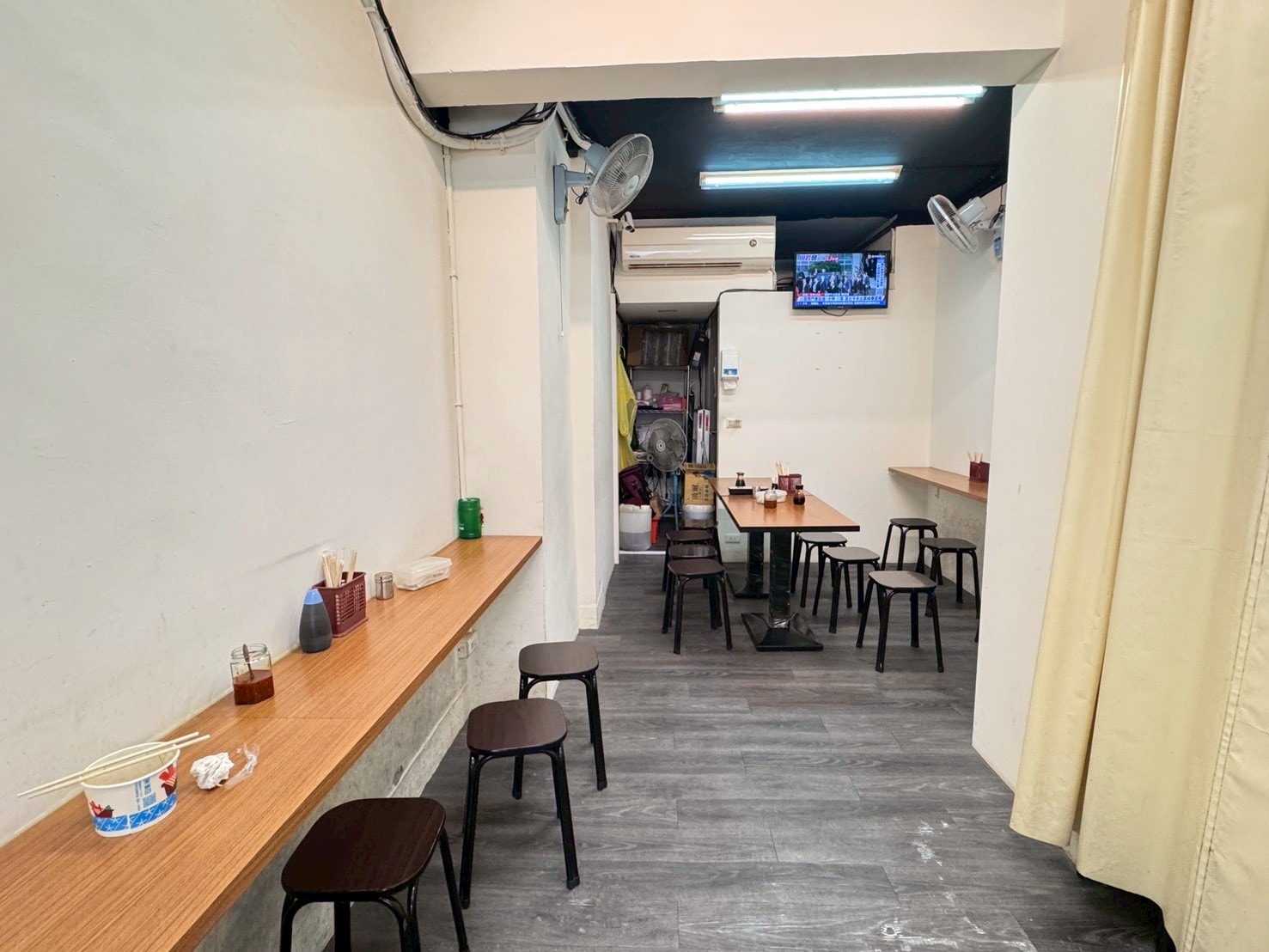 食記-台北市松山區｜榮記麵線｜南京三民美味麵線，大腸頭滷的鹹香透徹，蚵仔飽滿鮮甜，要吃之前先確認有沒有營業以免撲空喔～