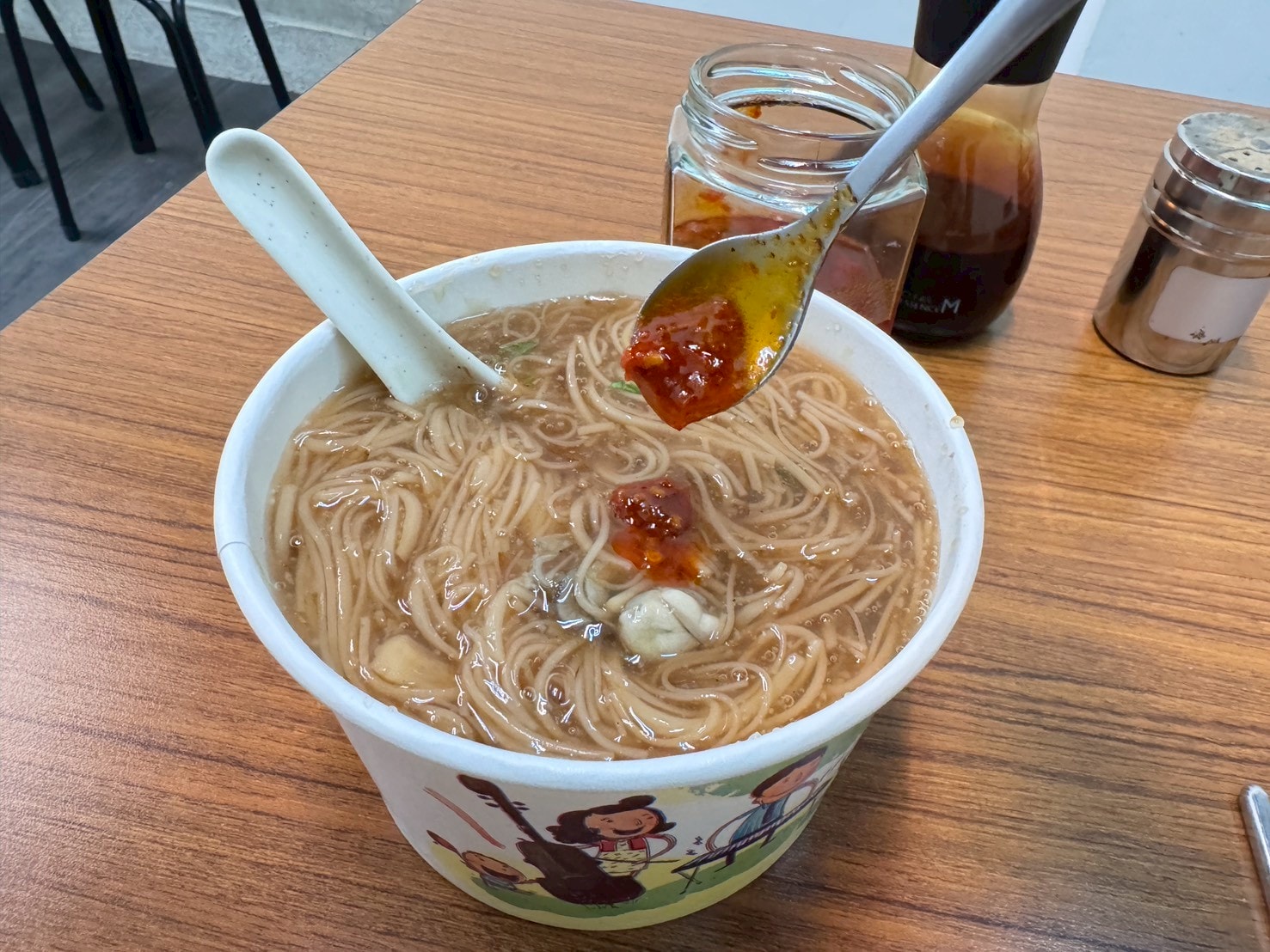 食記-台北市松山區｜榮記麵線｜南京三民美味麵線，大腸頭滷的鹹香透徹，蚵仔飽滿鮮甜，要吃之前先確認有沒有營業以免撲空喔～