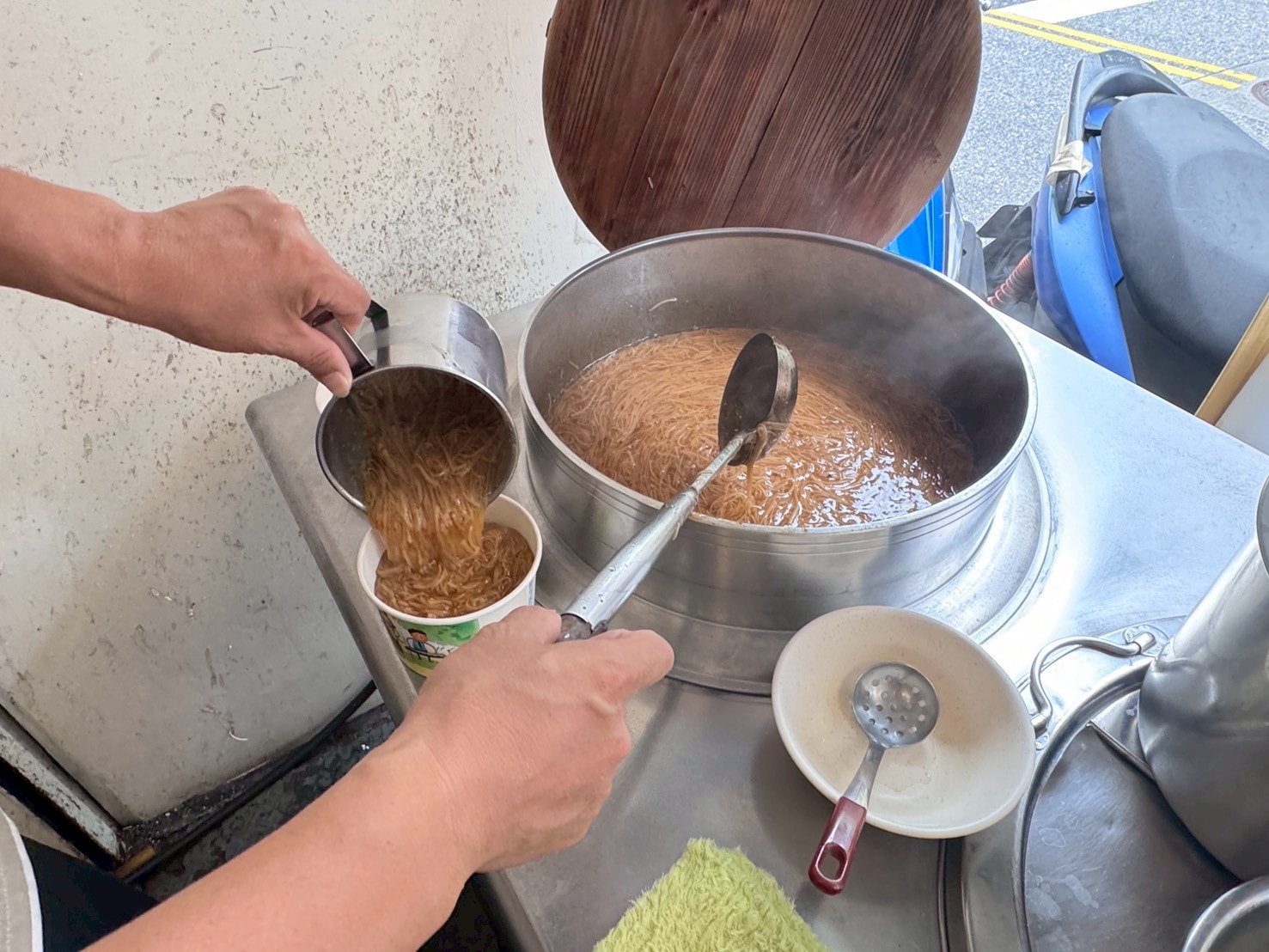 食記-台北市松山區｜榮記麵線｜南京三民美味麵線，大腸頭滷的鹹香透徹，蚵仔飽滿鮮甜，要吃之前先確認有沒有營業以免撲空喔～