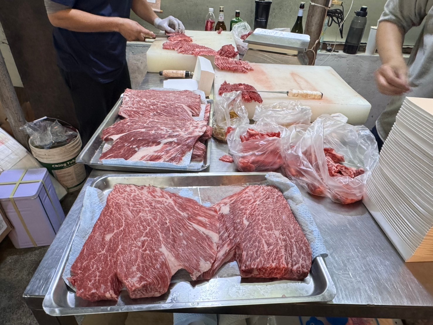 ｜食記-屏東縣屏東市｜新園汕頭火鍋｜屏東夜市30年汕頭火鍋，招牌手切降霜牛肉必點，電話打爆也不一定訂的到位的人氣火鍋店！