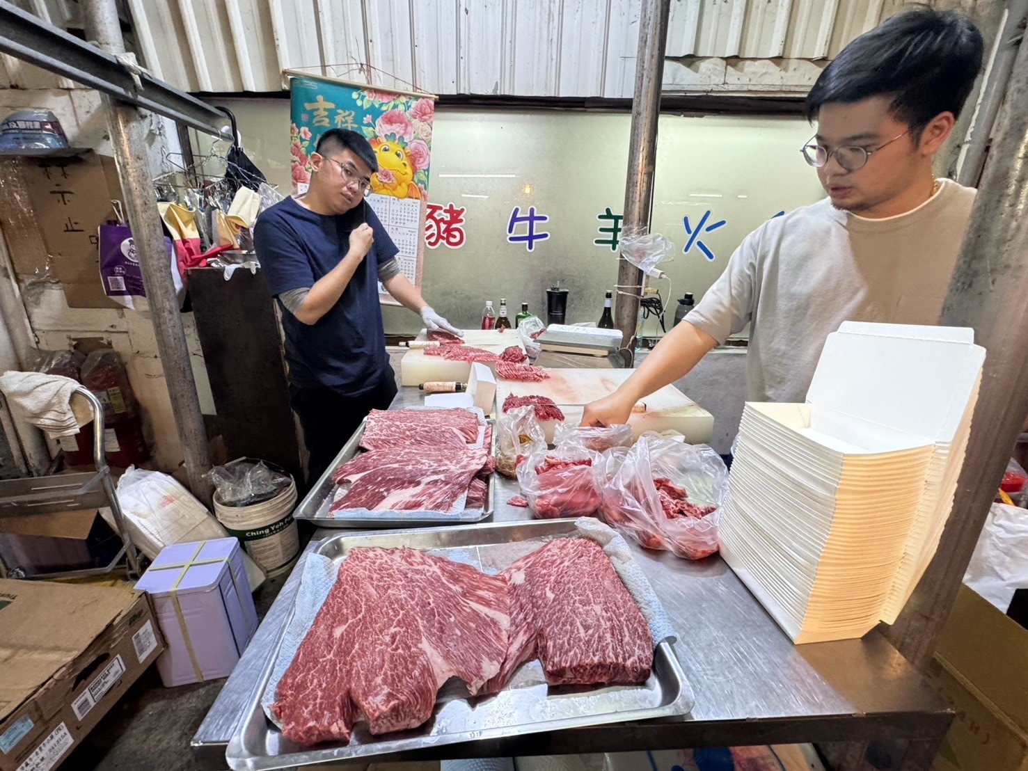 ｜食記-屏東縣屏東市｜新園汕頭火鍋｜屏東夜市30年汕頭火鍋，招牌手切降霜牛肉必點，電話打爆也不一定訂的到位的人氣火鍋店！