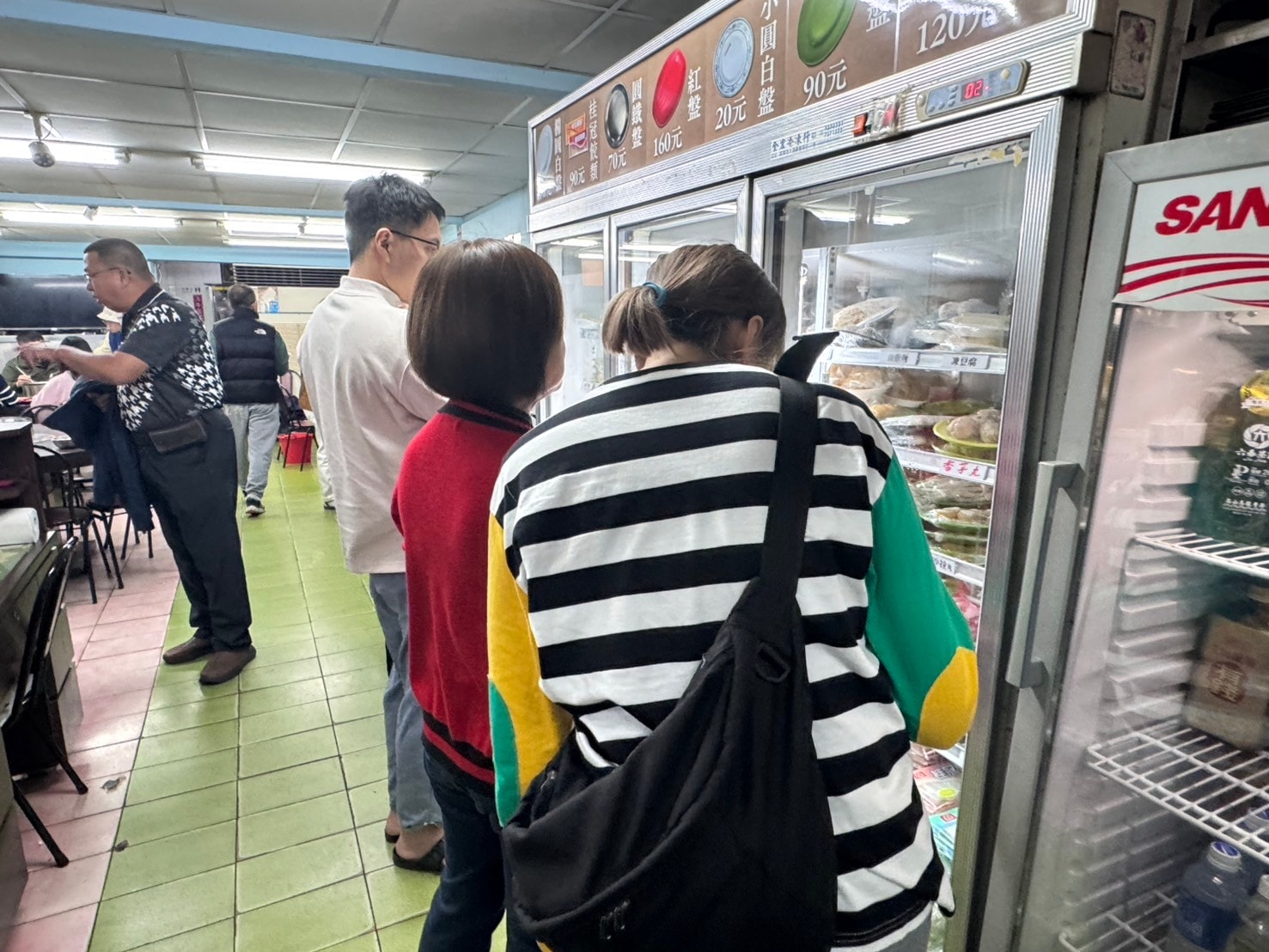 ｜食記-屏東縣屏東市｜新園汕頭火鍋｜屏東夜市30年汕頭火鍋，招牌手切降霜牛肉必點，電話打爆也不一定訂的到位的人氣火鍋店！