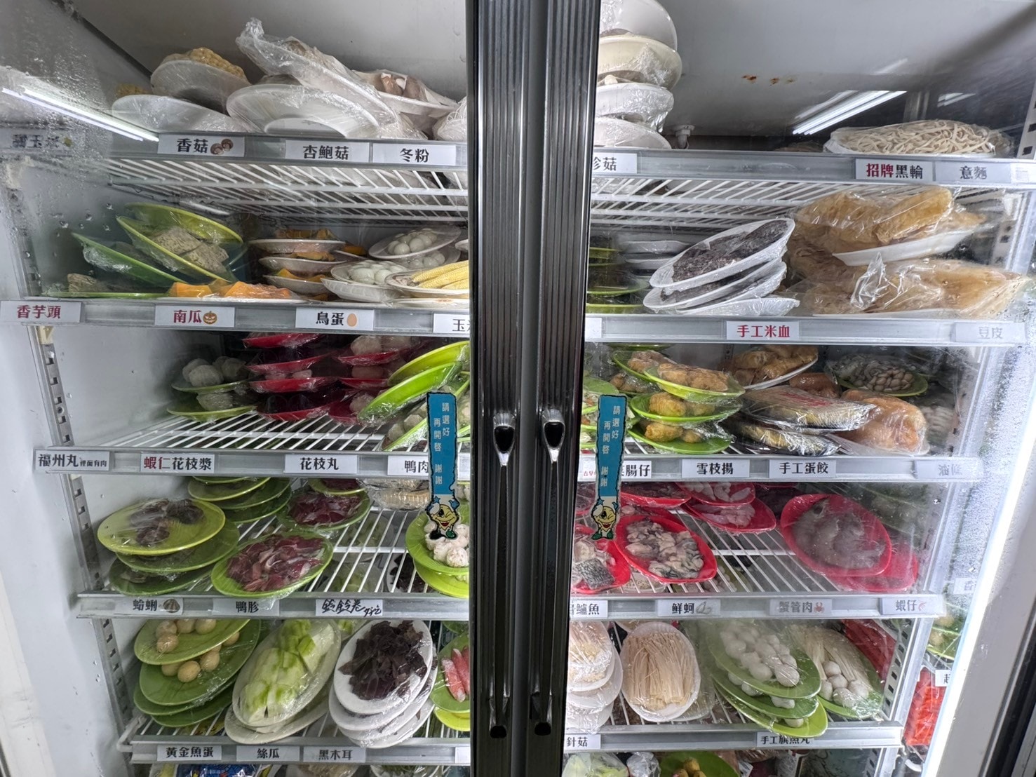 ｜食記-屏東縣屏東市｜新園汕頭火鍋｜屏東夜市30年汕頭火鍋，招牌手切降霜牛肉必點，電話打爆也不一定訂的到位的人氣火鍋店！