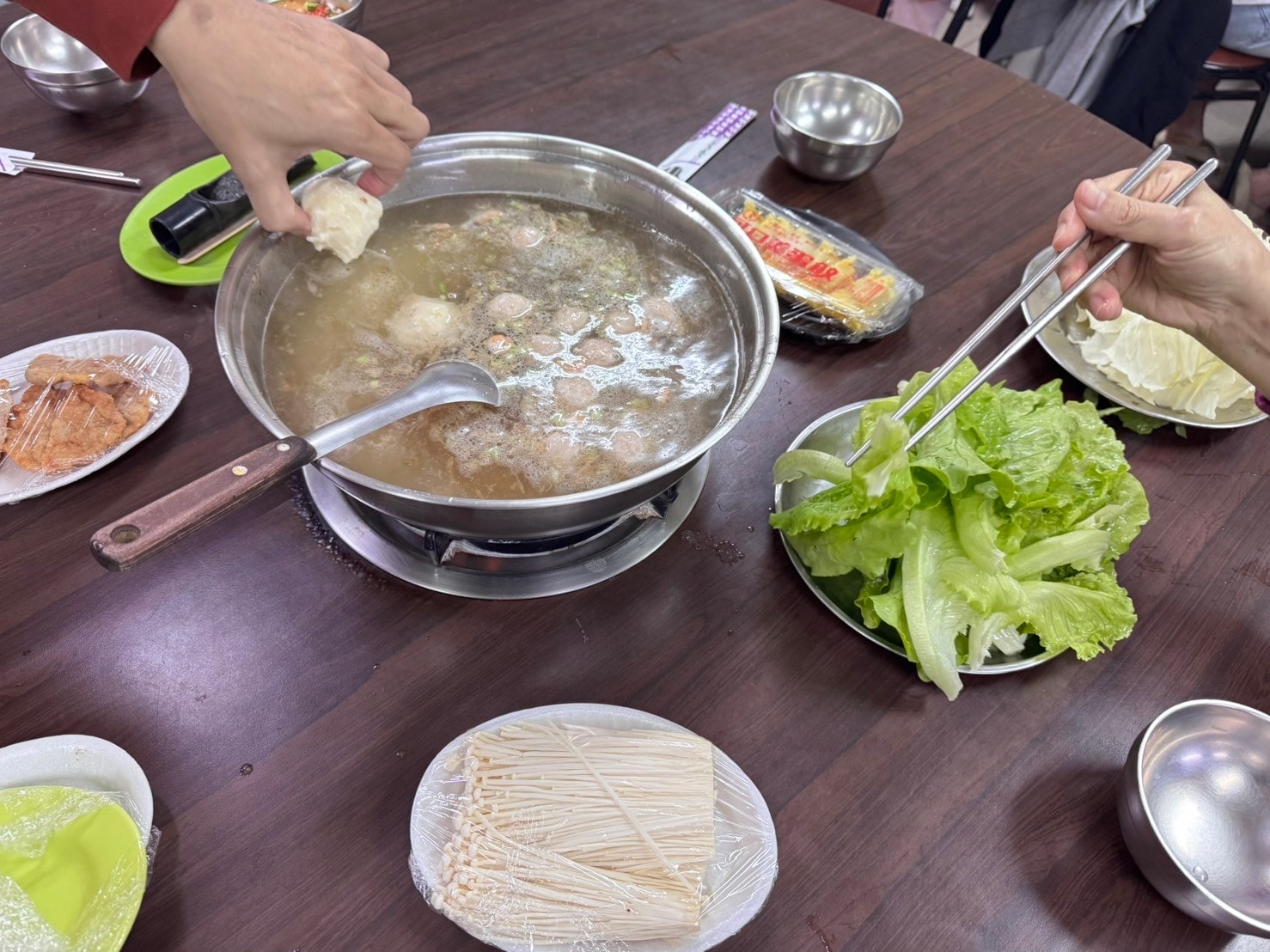 ｜食記-屏東縣屏東市｜新園汕頭火鍋｜屏東夜市30年汕頭火鍋，招牌手切降霜牛肉必點，電話打爆也不一定訂的到位的人氣火鍋店！
