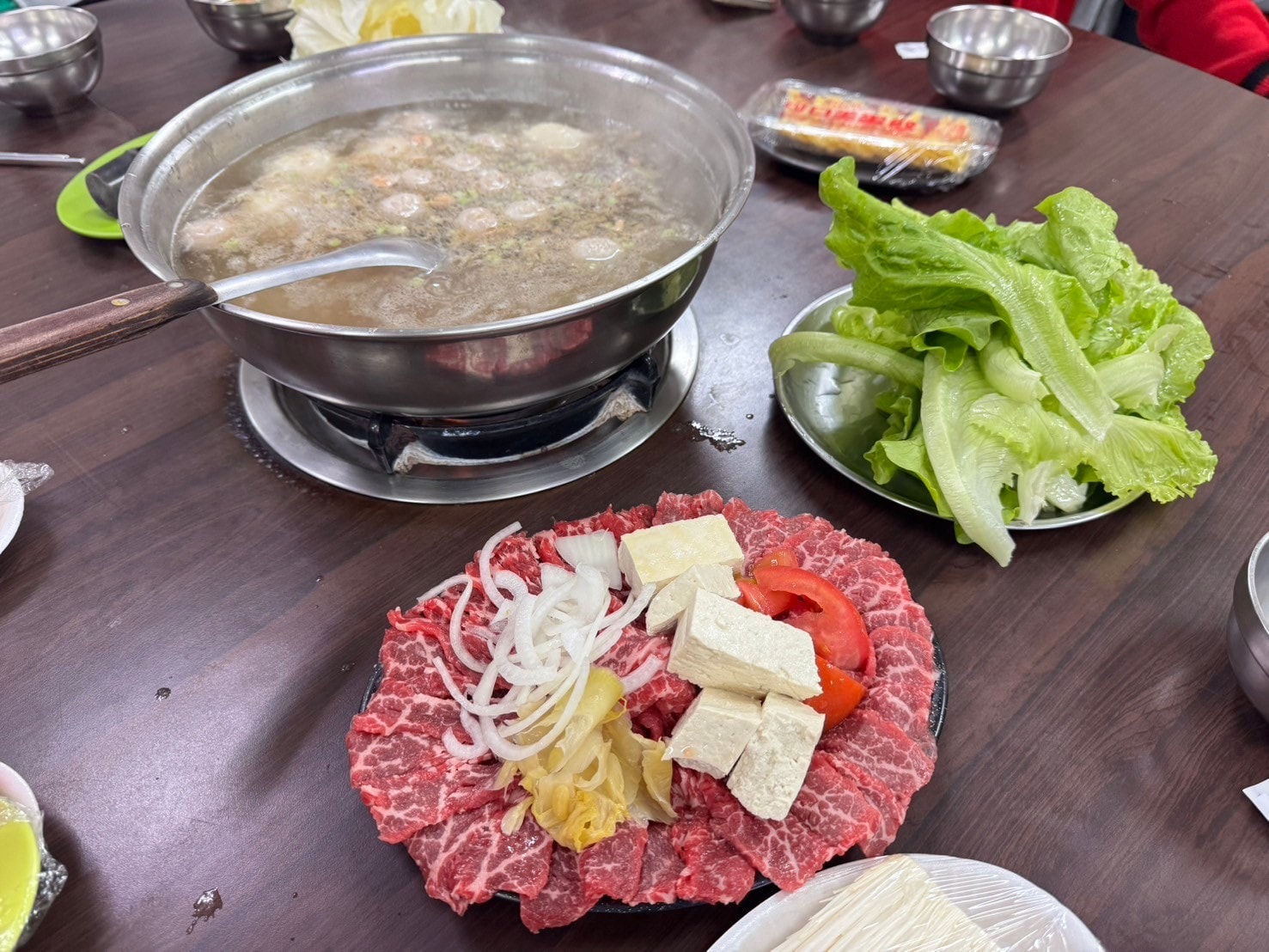 ｜食記-屏東縣屏東市｜新園汕頭火鍋｜屏東夜市30年汕頭火鍋，招牌手切降霜牛肉必點，電話打爆也不一定訂的到位的人氣火鍋店！