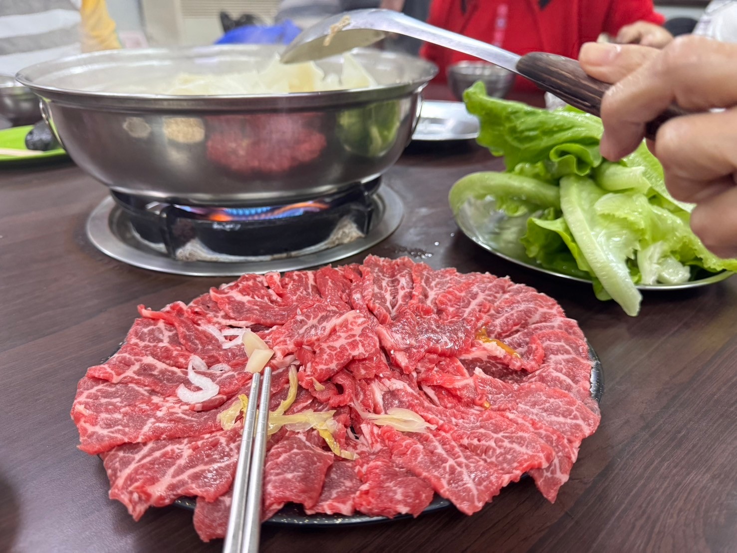 ｜食記-屏東縣屏東市｜新園汕頭火鍋｜屏東夜市30年汕頭火鍋，招牌手切降霜牛肉必點，電話打爆也不一定訂的到位的人氣火鍋店！