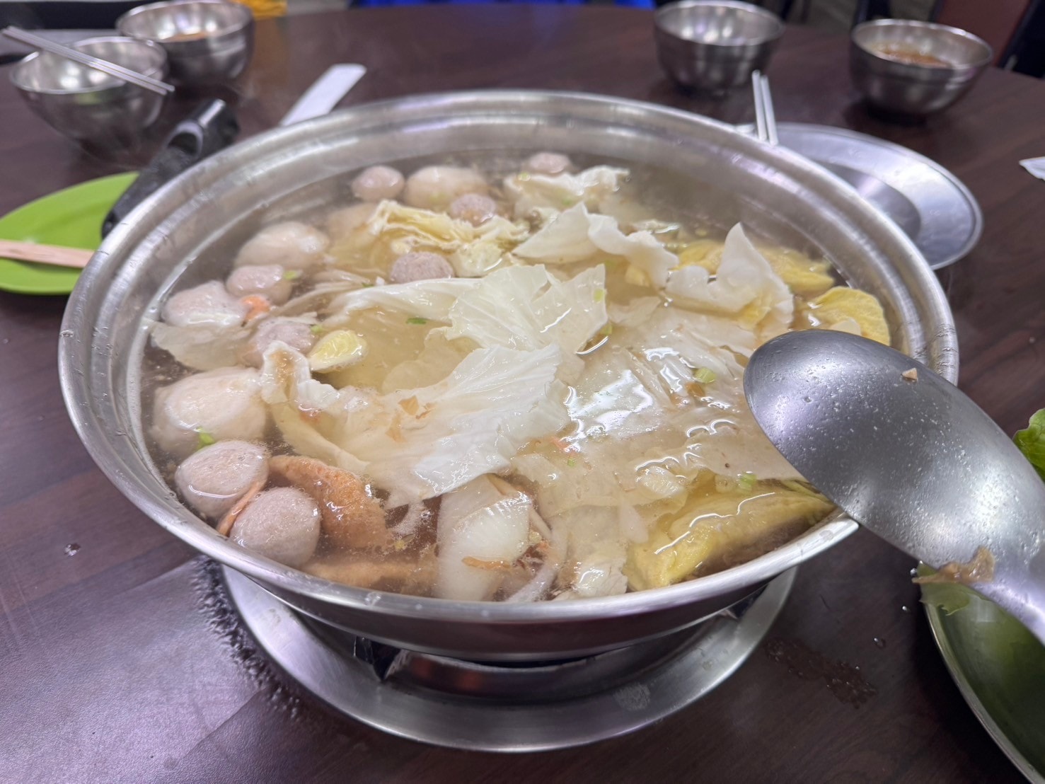 ｜食記-屏東縣屏東市｜新園汕頭火鍋｜屏東夜市30年汕頭火鍋，招牌手切降霜牛肉必點，電話打爆也不一定訂的到位的人氣火鍋店！
