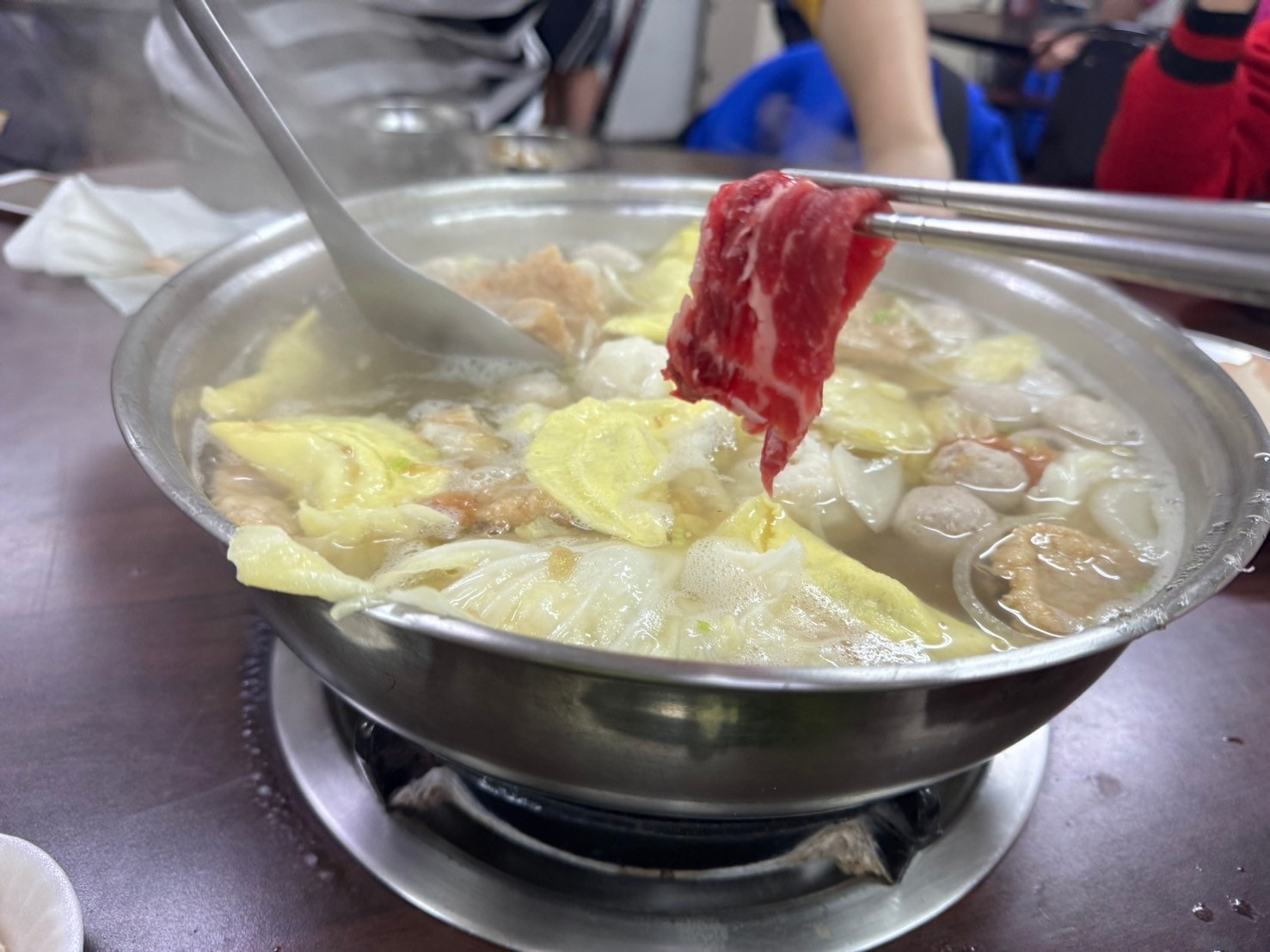 ｜食記-屏東縣屏東市｜新園汕頭火鍋｜屏東夜市30年汕頭火鍋，招牌手切降霜牛肉必點，電話打爆也不一定訂的到位的人氣火鍋店！