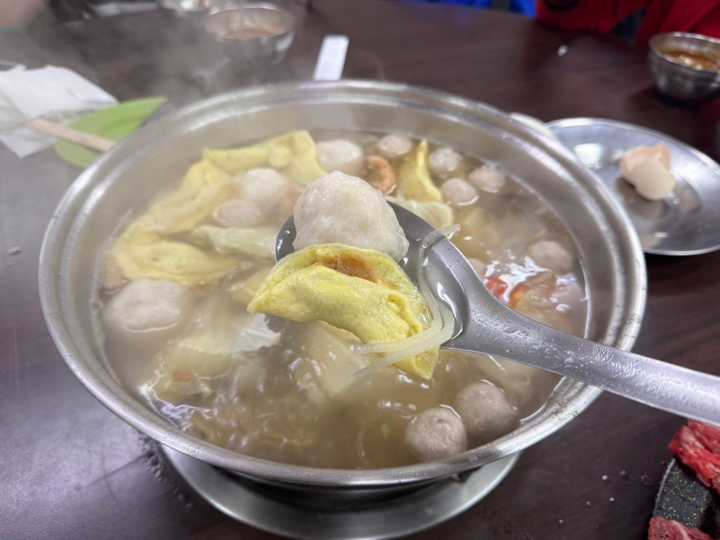 ｜食記-屏東縣屏東市｜新園汕頭火鍋｜屏東夜市30年汕頭火鍋，招牌手切降霜牛肉必點，電話打爆也不一定訂的到位的人氣火鍋店！