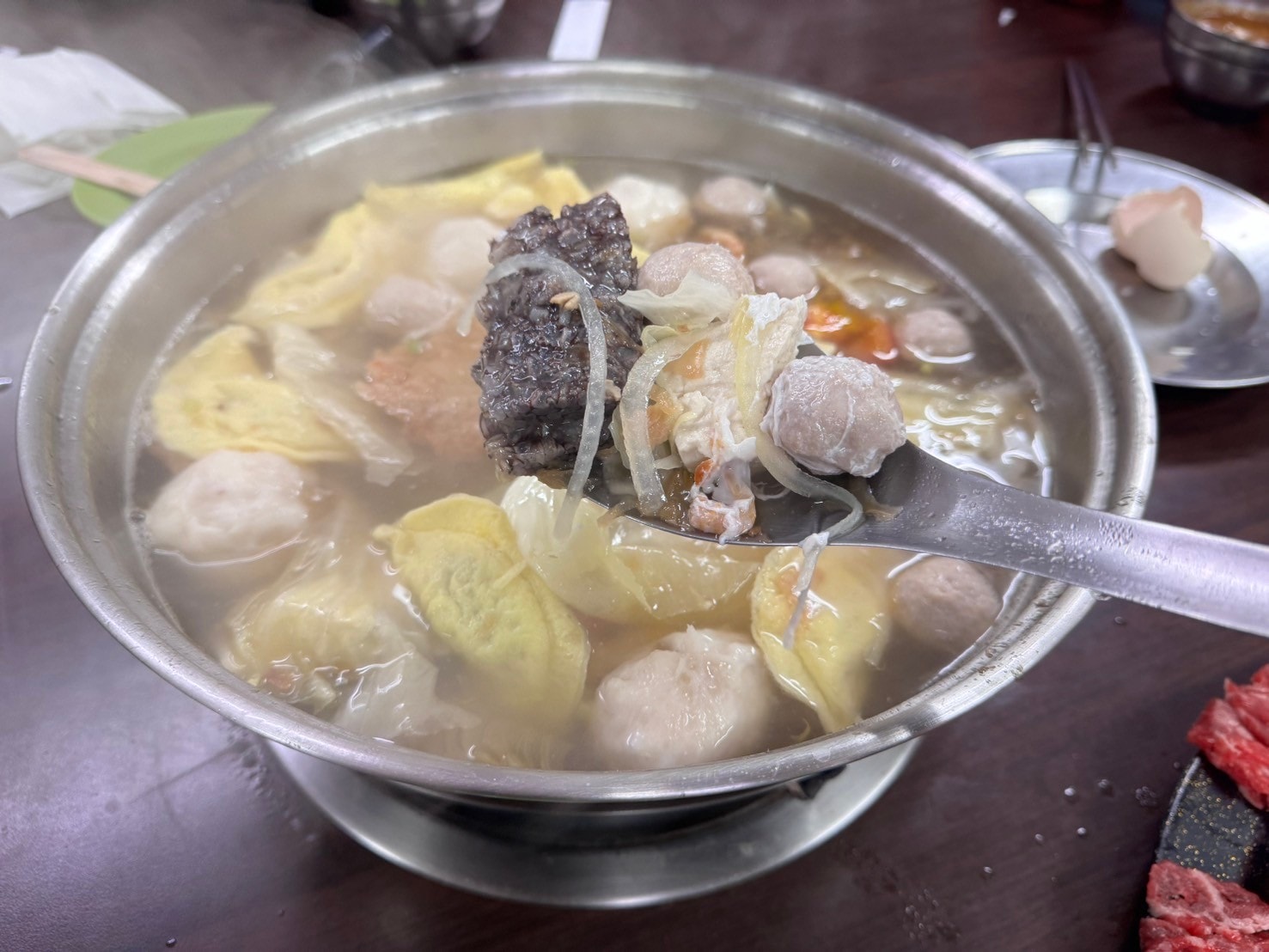｜食記-屏東縣屏東市｜新園汕頭火鍋｜屏東夜市30年汕頭火鍋，招牌手切降霜牛肉必點，電話打爆也不一定訂的到位的人氣火鍋店！