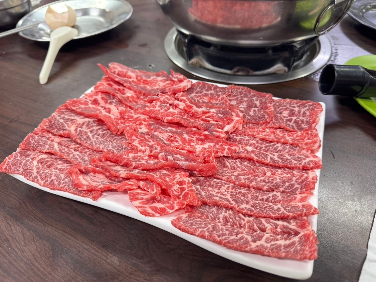 ｜食記-屏東縣屏東市｜新園汕頭火鍋｜屏東夜市30年汕頭火鍋，招牌手切降霜牛肉必點，電話打爆也不一定訂的到位的人氣火鍋店！