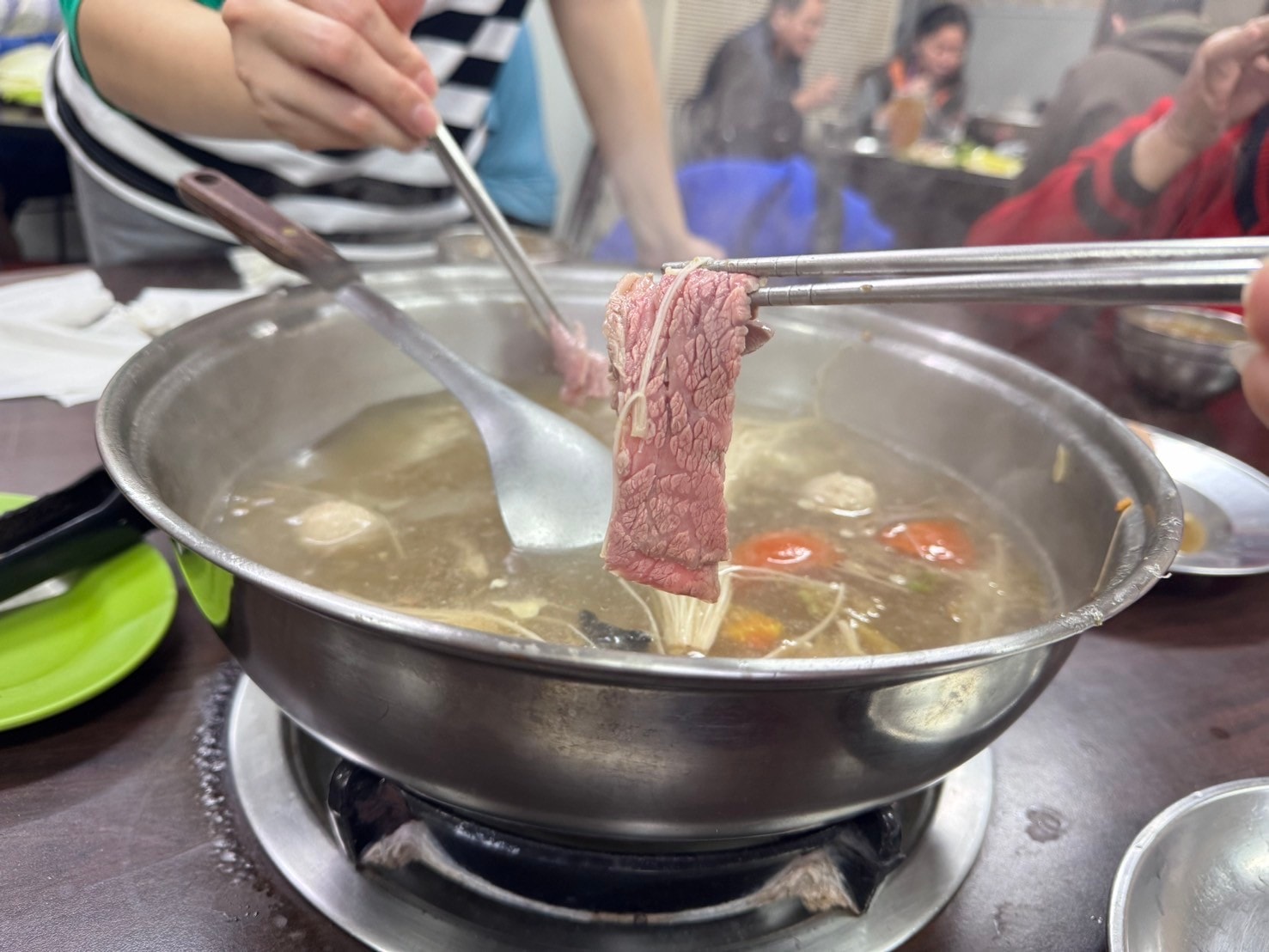 ｜食記-屏東縣屏東市｜新園汕頭火鍋｜屏東夜市30年汕頭火鍋，招牌手切降霜牛肉必點，電話打爆也不一定訂的到位的人氣火鍋店！