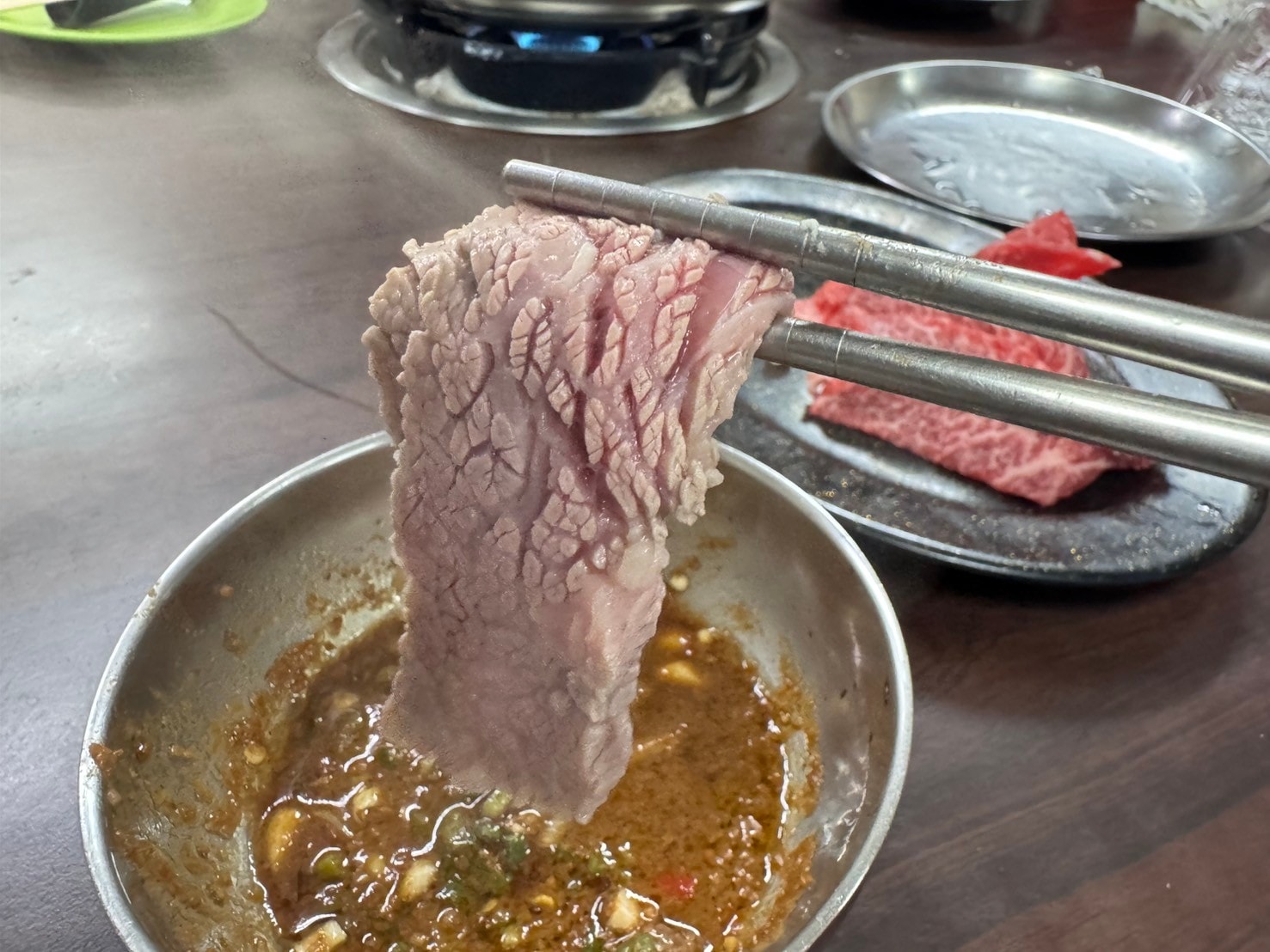 ｜食記-屏東縣屏東市｜新園汕頭火鍋｜屏東夜市30年汕頭火鍋，招牌手切降霜牛肉必點，電話打爆也不一定訂的到位的人氣火鍋店！